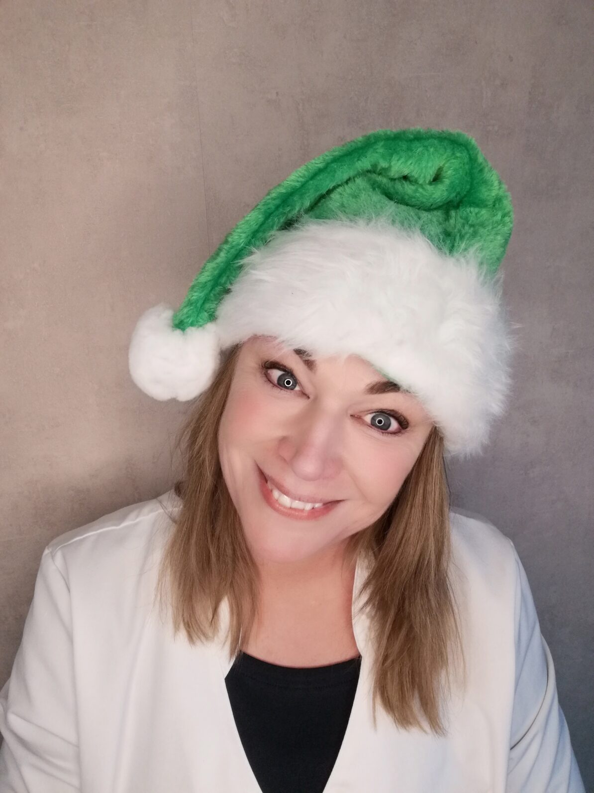 Randi mit Weihnachtsmütze